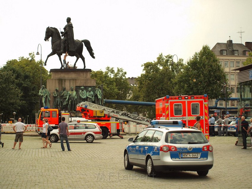 2 Denkmalkletterer hielten Feuerwehr und Polizei in Trapp Koeln Heumarkt P103.JPG